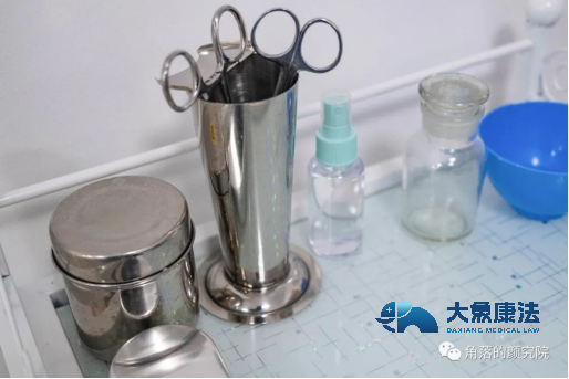 【牙科医疗纠纷】牙齿矫正后出现颞下颌关节紊乱综合症，口腔诊所需要赔偿吗？
